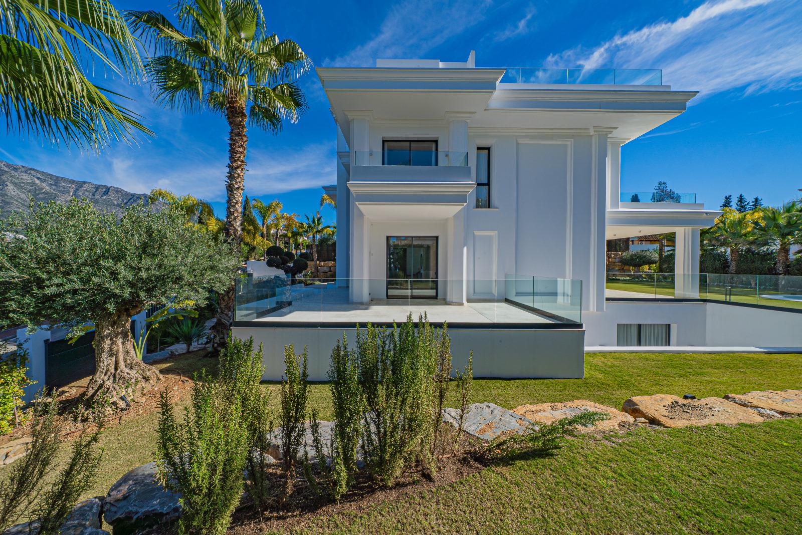 Elegant Villas in Marbella's Golden Mile – Lomas de Marbella Club - mibgroup.es