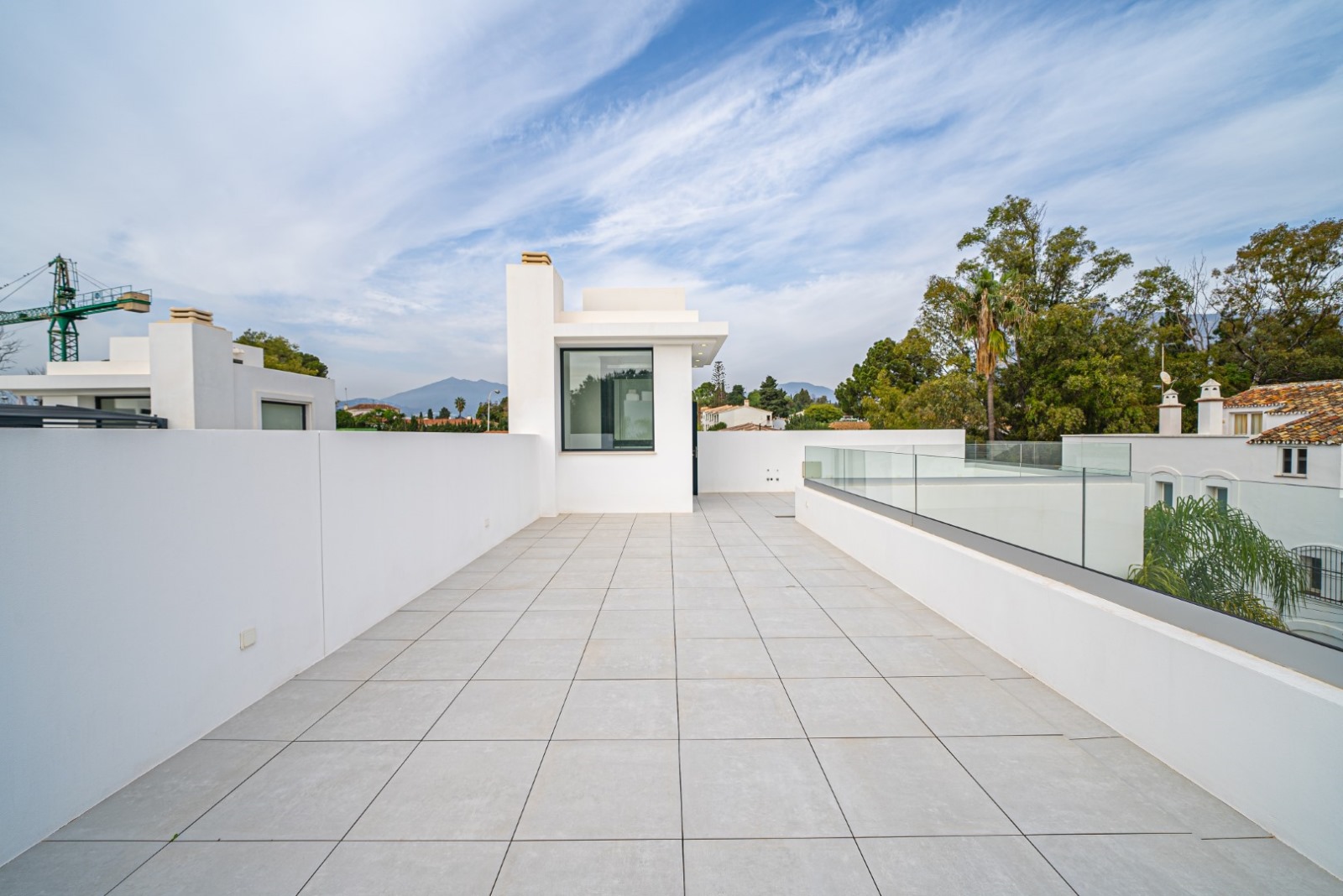 Modern Villa in Marbella’s Golden Mile – 100m from the Beach, Walk to Puerto Banús - mibgroup.es