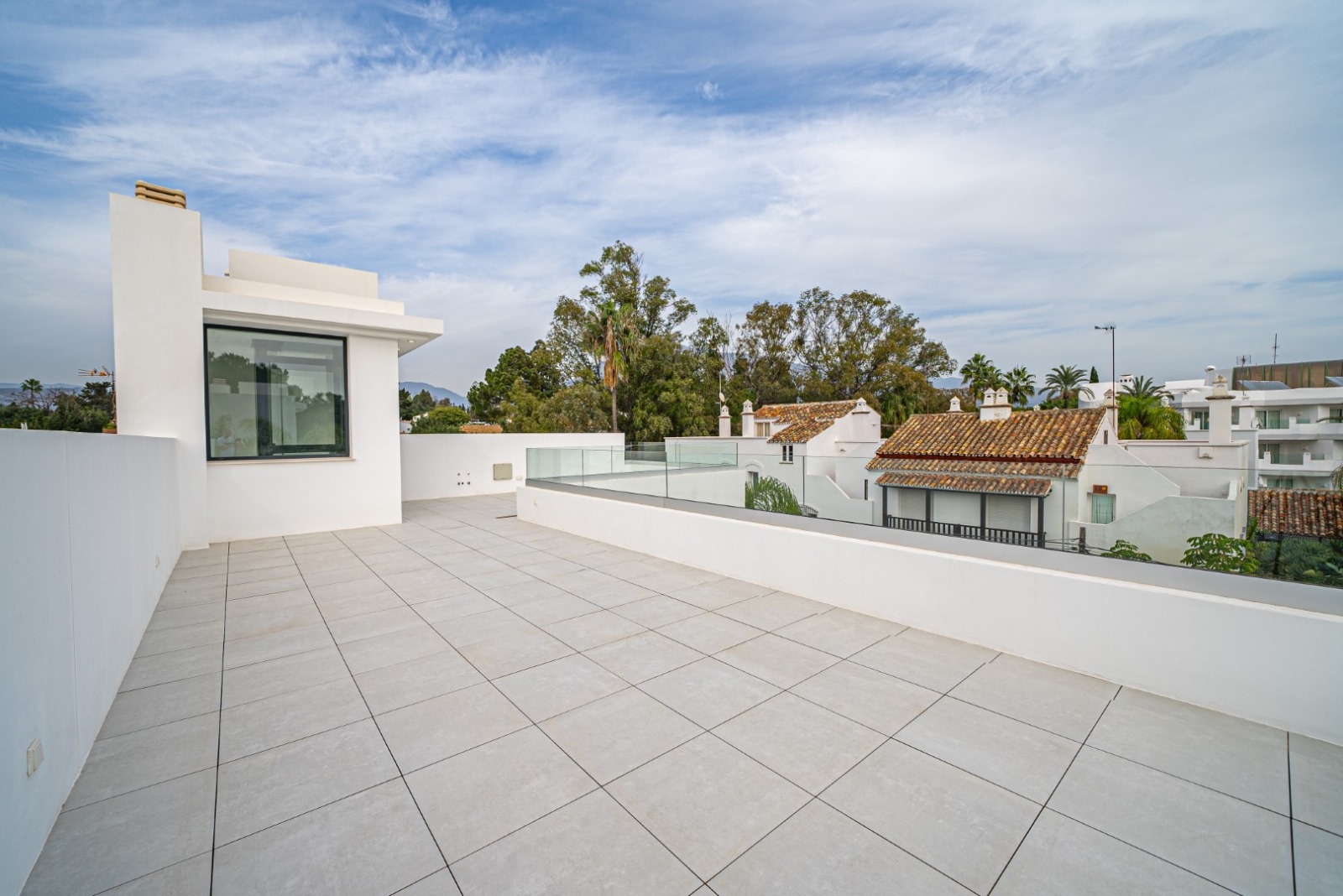 Modern Villa in Marbella’s Golden Mile – 100m from the Beach, Walk to Puerto Banús - mibgroup.es