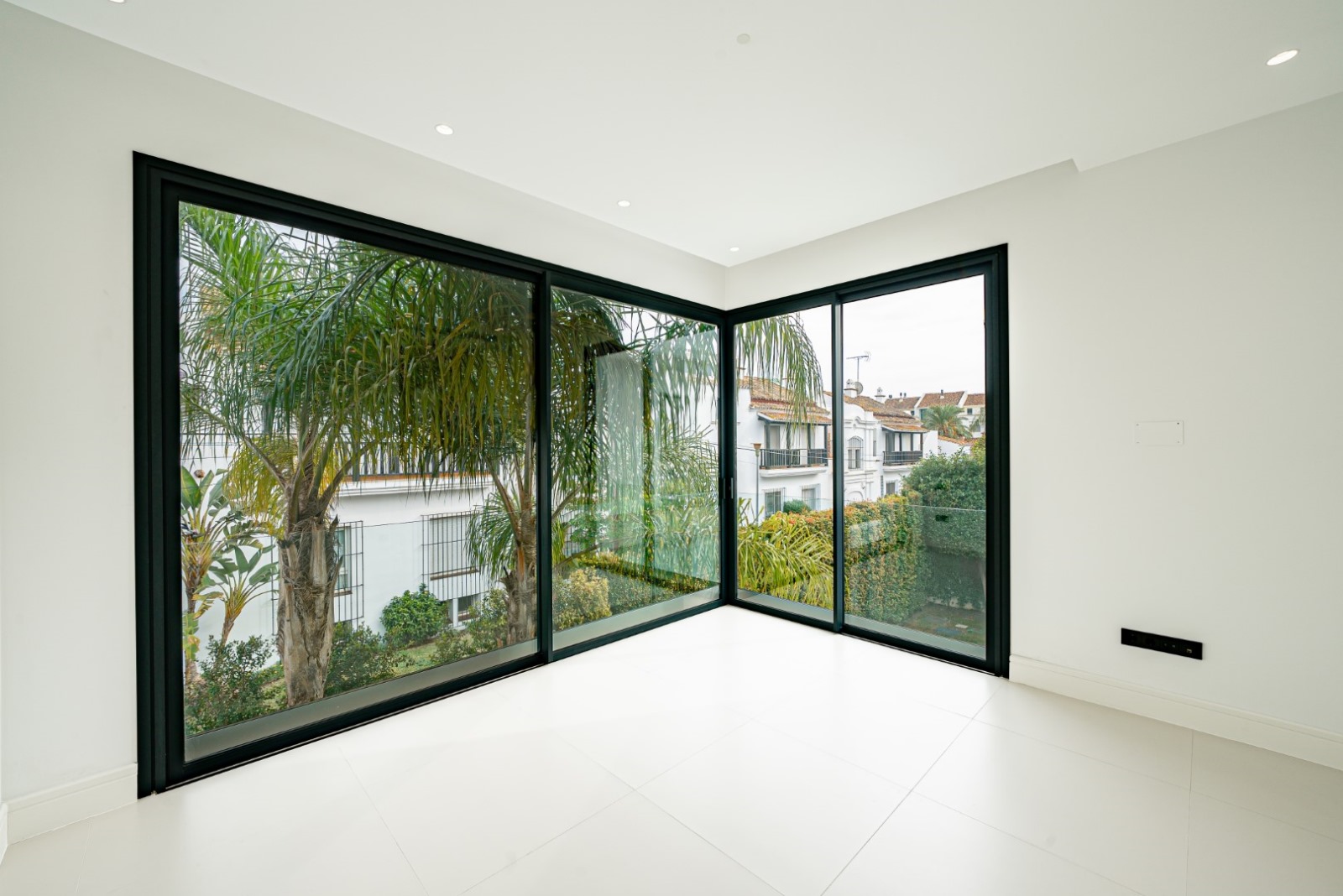 Modern Villa in Marbella’s Golden Mile – 100m from the Beach, Walk to Puerto Banús - mibgroup.es