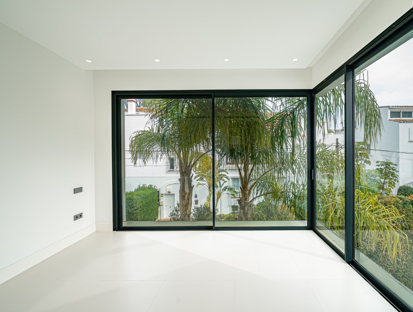 Villa Moderna en la Milla de Oro de Marbella – A Solo 100 m de la Playa, Cerca de Puerto Banús - mibgroup.es