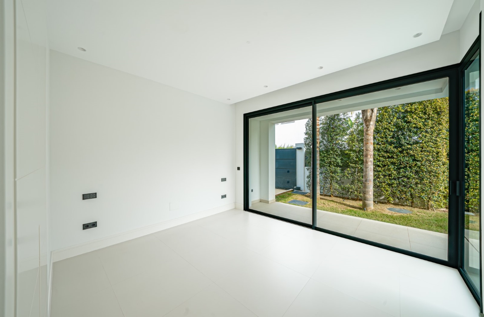 Modern Villa in Marbella’s Golden Mile – 100m from the Beach, Walk to Puerto Banús - mibgroup.es