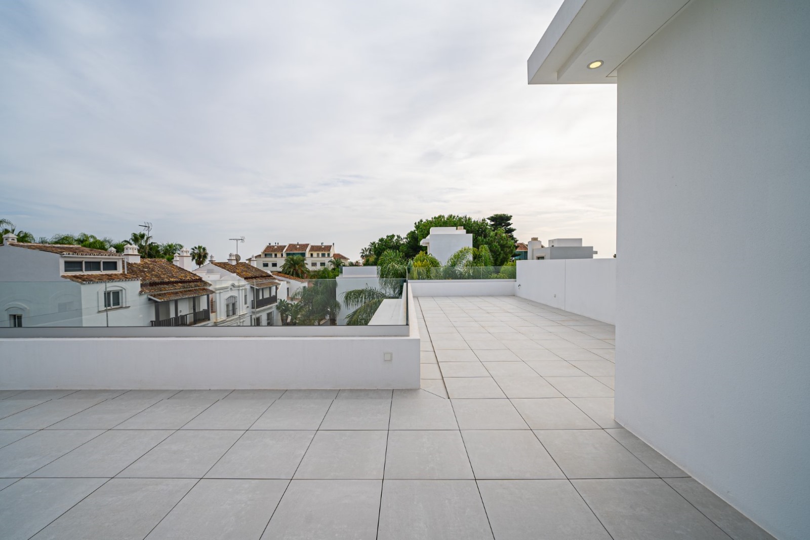 Villa Moderna en la Milla de Oro de Marbella – A Solo 100 m de la Playa, Cerca de Puerto Banús - mibgroup.es