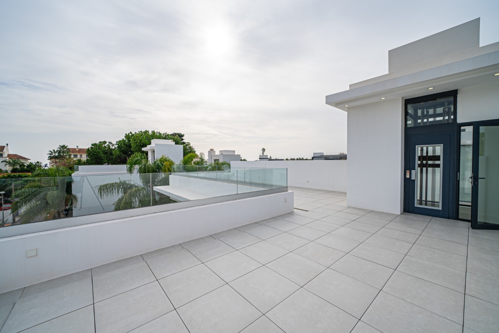 Villa Moderna en la Milla de Oro de Marbella – A Solo 100 m de la Playa, Cerca de Puerto Banús - mibgroup.es