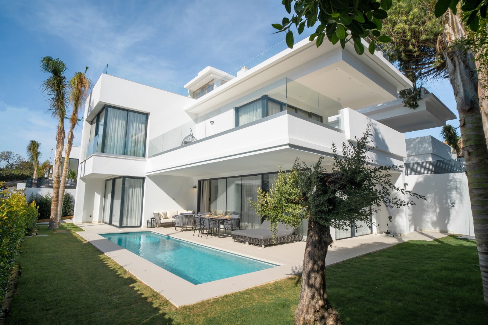 Villa Moderna en la Milla de Oro de Marbella – A Solo 100 m de la Playa, Cerca de Puerto Banús - mibgroup.es