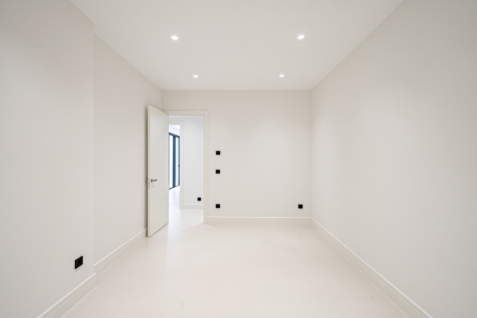 Modern Villa in Marbella’s Golden Mile – 100m from the Beach, Walk to Puerto Banús - mibgroup.es