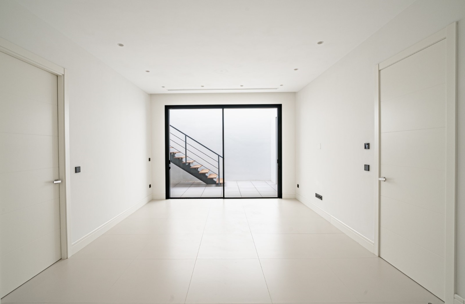 Modern Villa in Marbella’s Golden Mile – 100m from the Beach, Walk to Puerto Banús - mibgroup.es