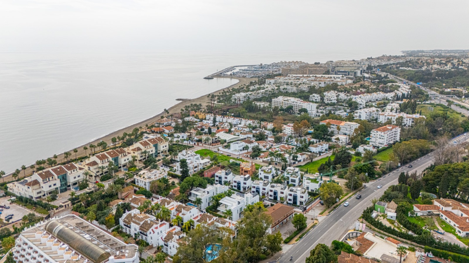 Modern Villa in Marbella’s Golden Mile – 100m from the Beach, Walk to Puerto Banús - mibgroup.es