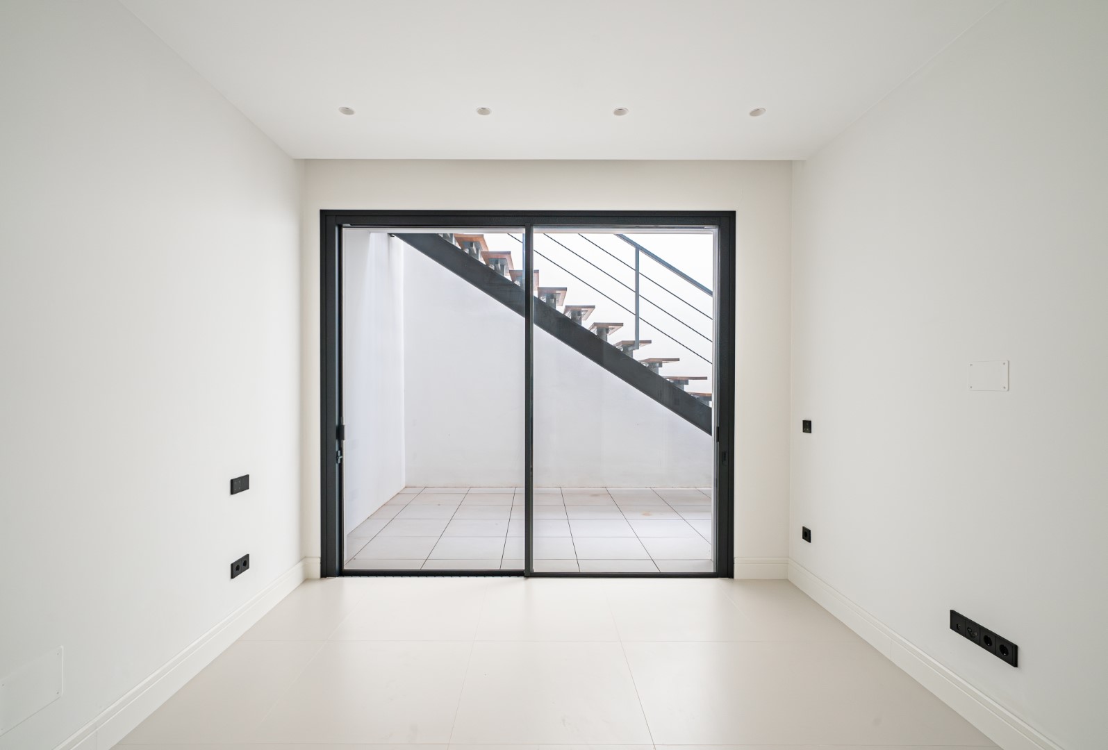 Modern Villa in Marbella’s Golden Mile – 100m from the Beach, Walk to Puerto Banús - mibgroup.es