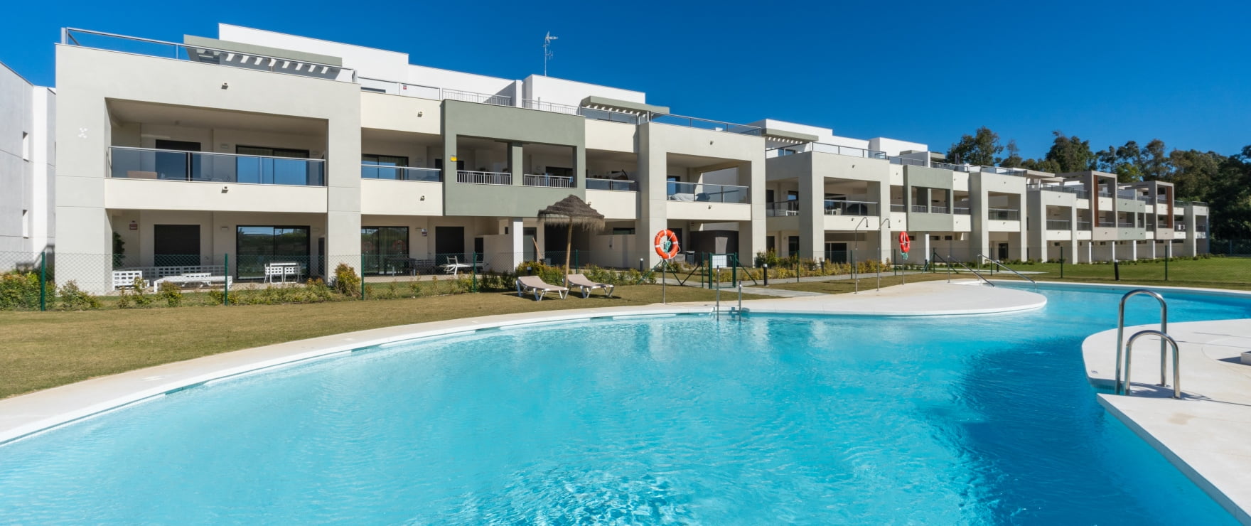 Modernos apartamentos en Casares Playa con vistas al mar y terrazas - mibgroup.es