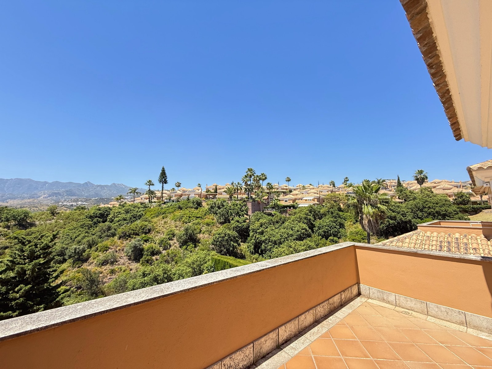 3-Bedroom Townhouse with Garden in Santa Clara, Marbella - mibgroup.es