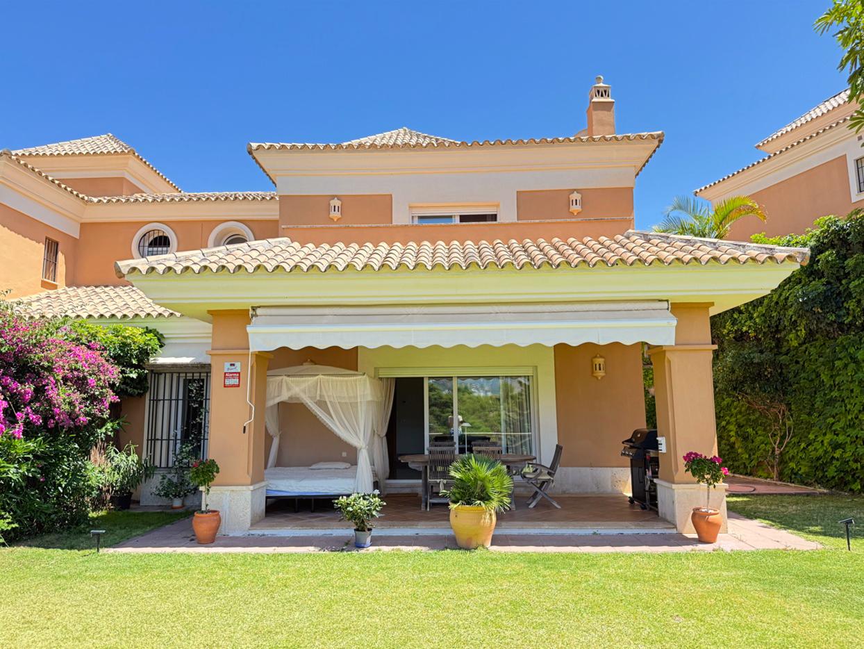 3-Bedroom Townhouse with Garden in Santa Clara, Marbella - mibgroup.es