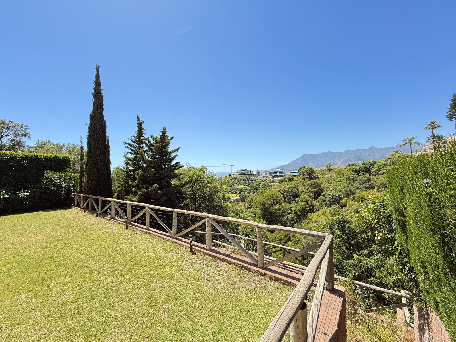 3-Bedroom Townhouse with Garden in Santa Clara, Marbella - mibgroup.es