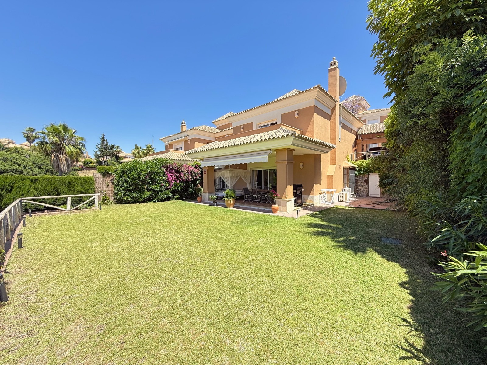 3-Bedroom Townhouse with Garden in Santa Clara, Marbella - mibgroup.es
