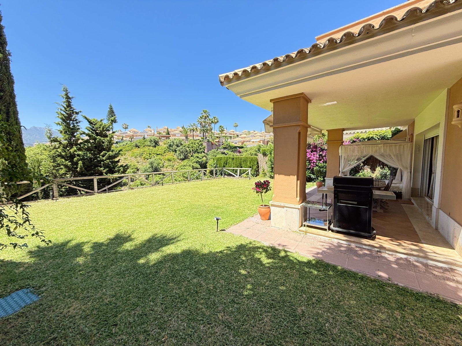 3-Bedroom Townhouse with Garden in Santa Clara, Marbella - mibgroup.es
