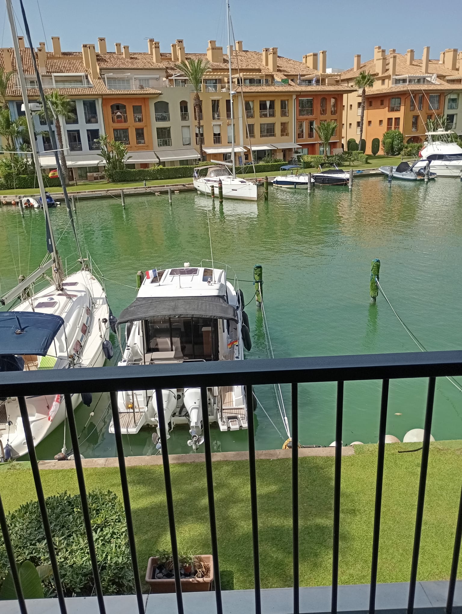 Exclusivo apartamento de 2 dormitorios en Puerto de Sotogrande con acceso directo al amarre - mibgroup.es