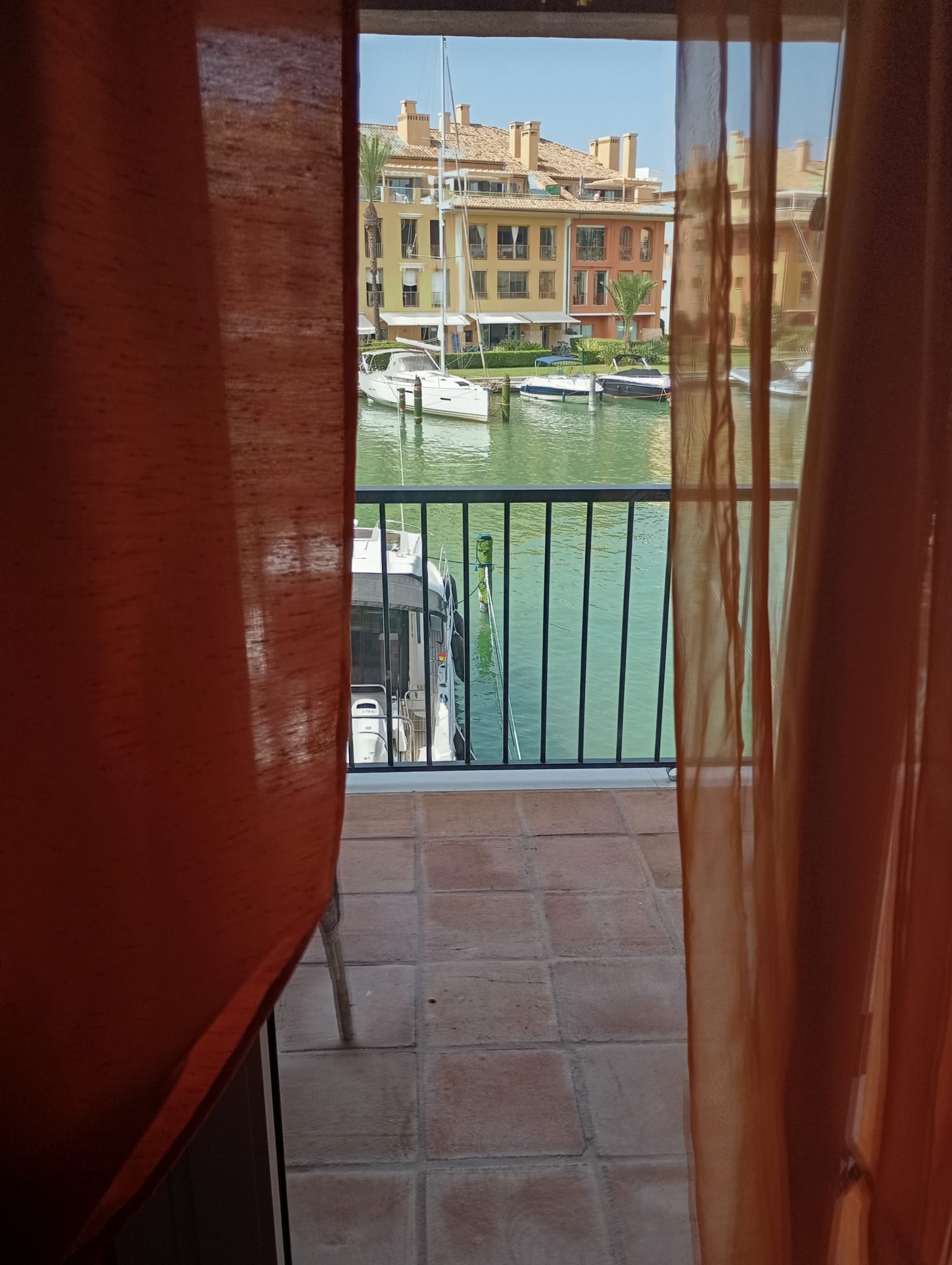 Exclusive 2-Bedroom Apartment in Puerto de Sotogrande with Direct Access to Yacht Berth - mibgroup.es