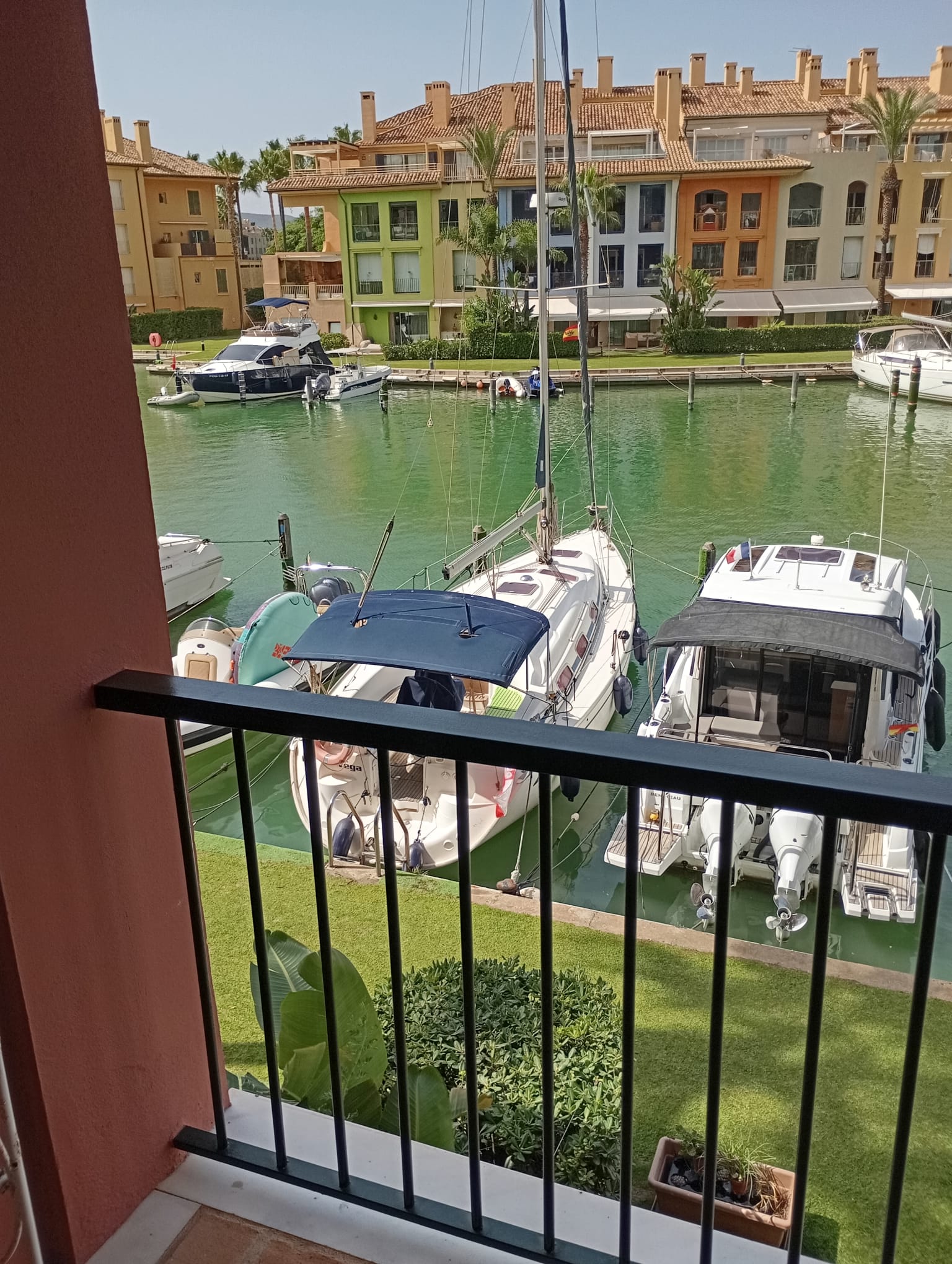 Exclusive 2-Bedroom Apartment in Puerto de Sotogrande with Direct Access to Yacht Berth - mibgroup.es