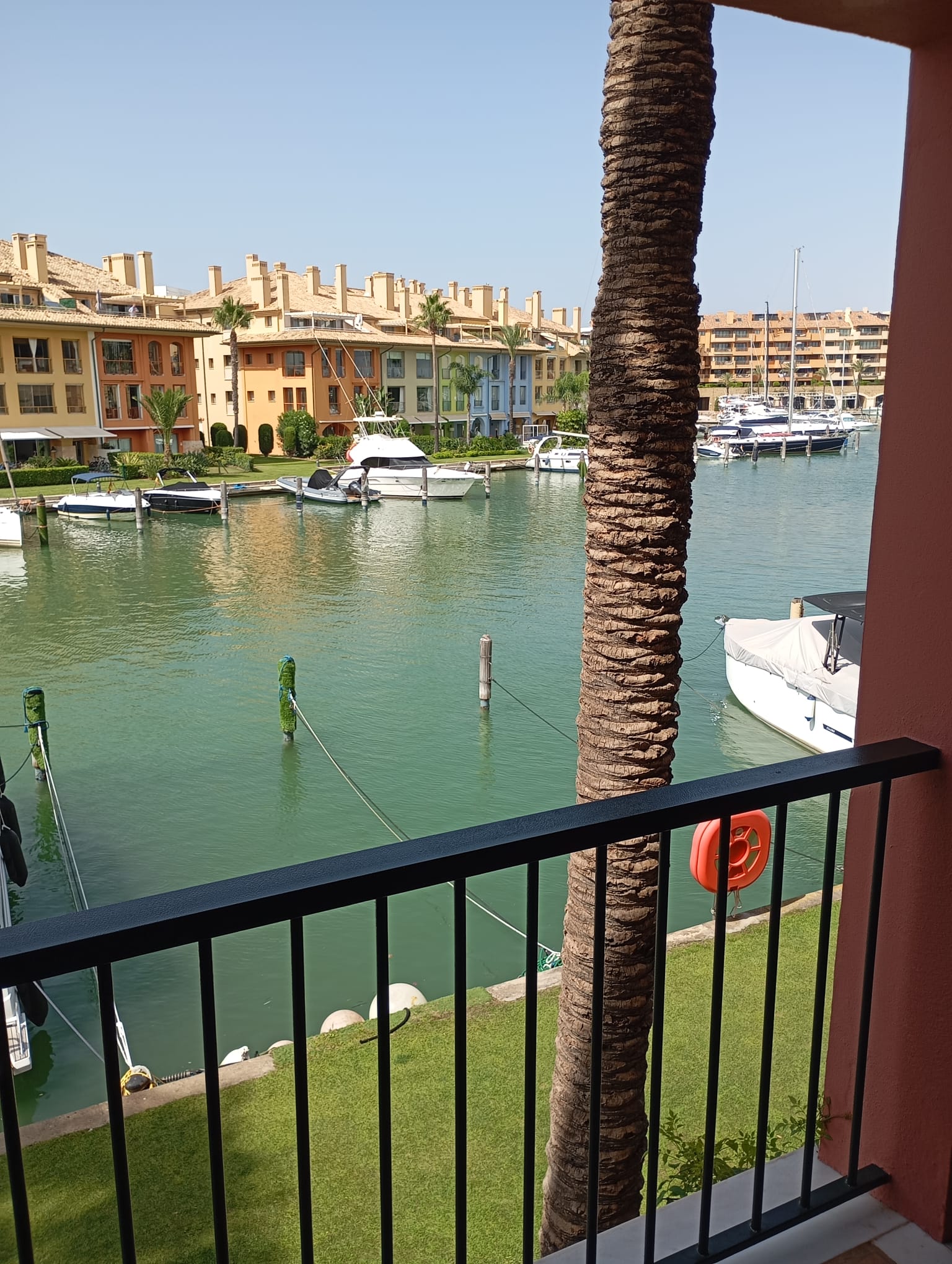 Exclusivo apartamento de 2 dormitorios en Puerto de Sotogrande con acceso directo al amarre - mibgroup.es