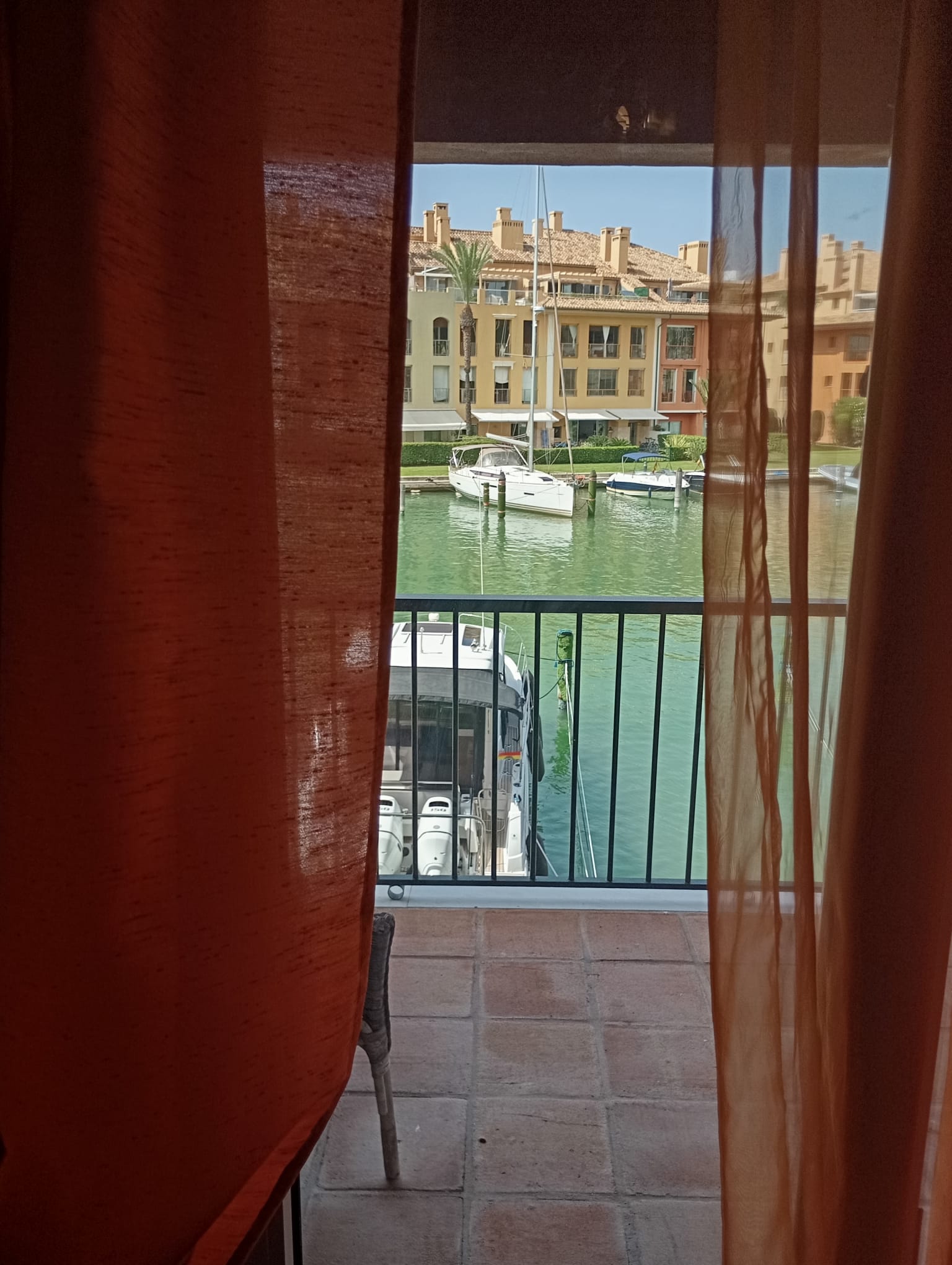 Exclusivo apartamento de 2 dormitorios en Puerto de Sotogrande con acceso directo al amarre - mibgroup.es