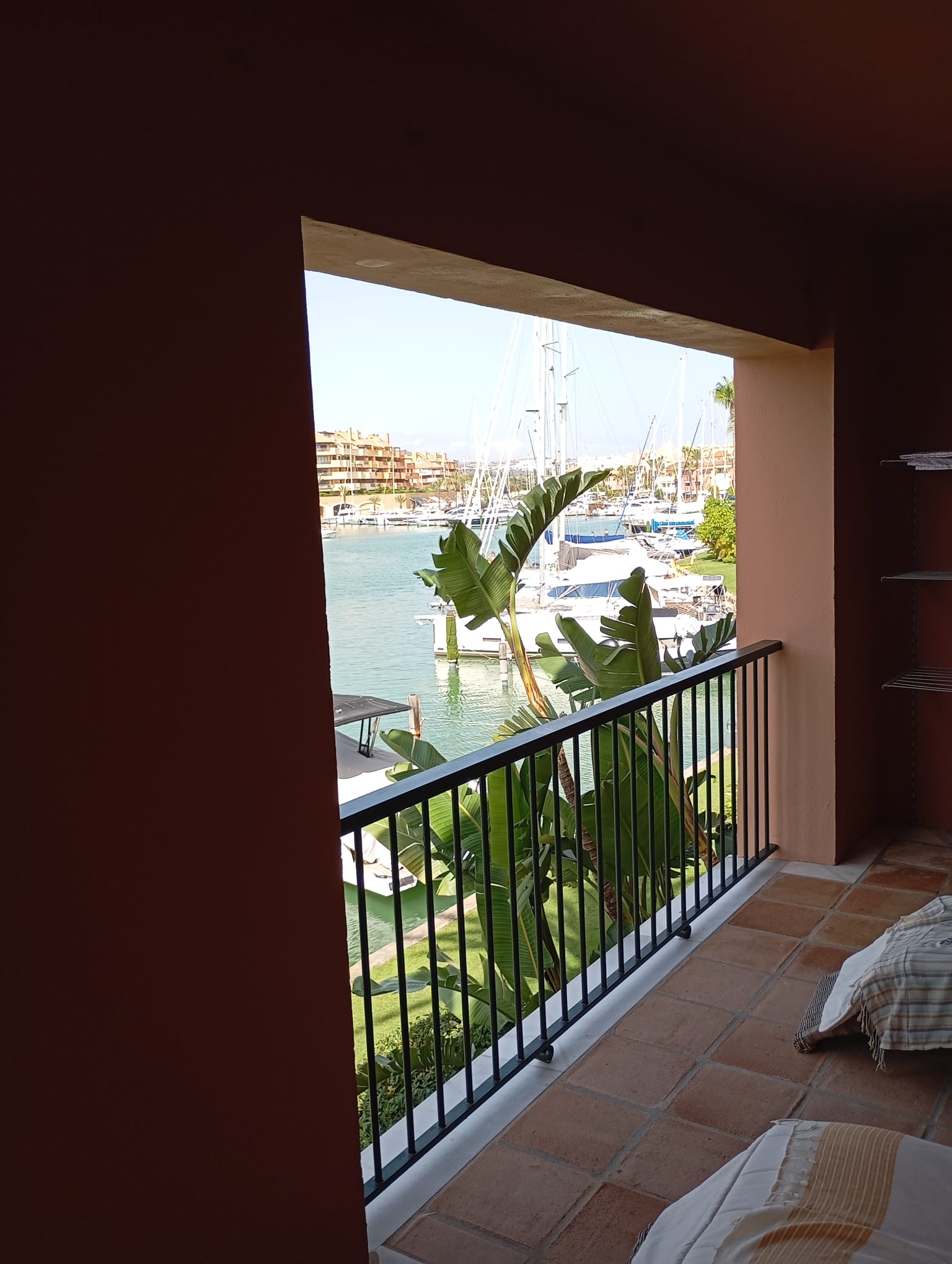 Exclusivo apartamento de 2 dormitorios en Puerto de Sotogrande con acceso directo al amarre - mibgroup.es