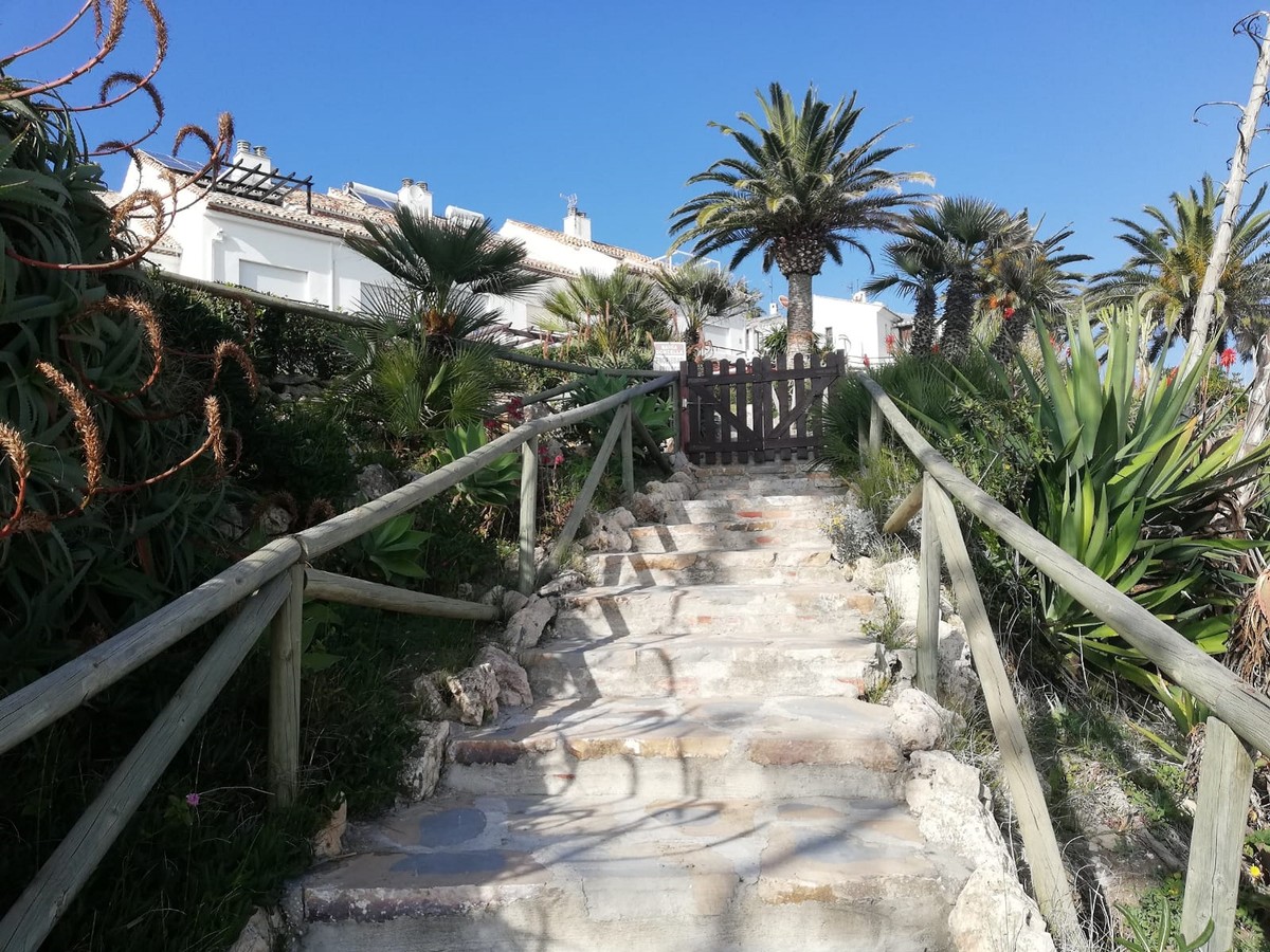 Townhouse in Estepona on the first line of the sea - mibgroup.es