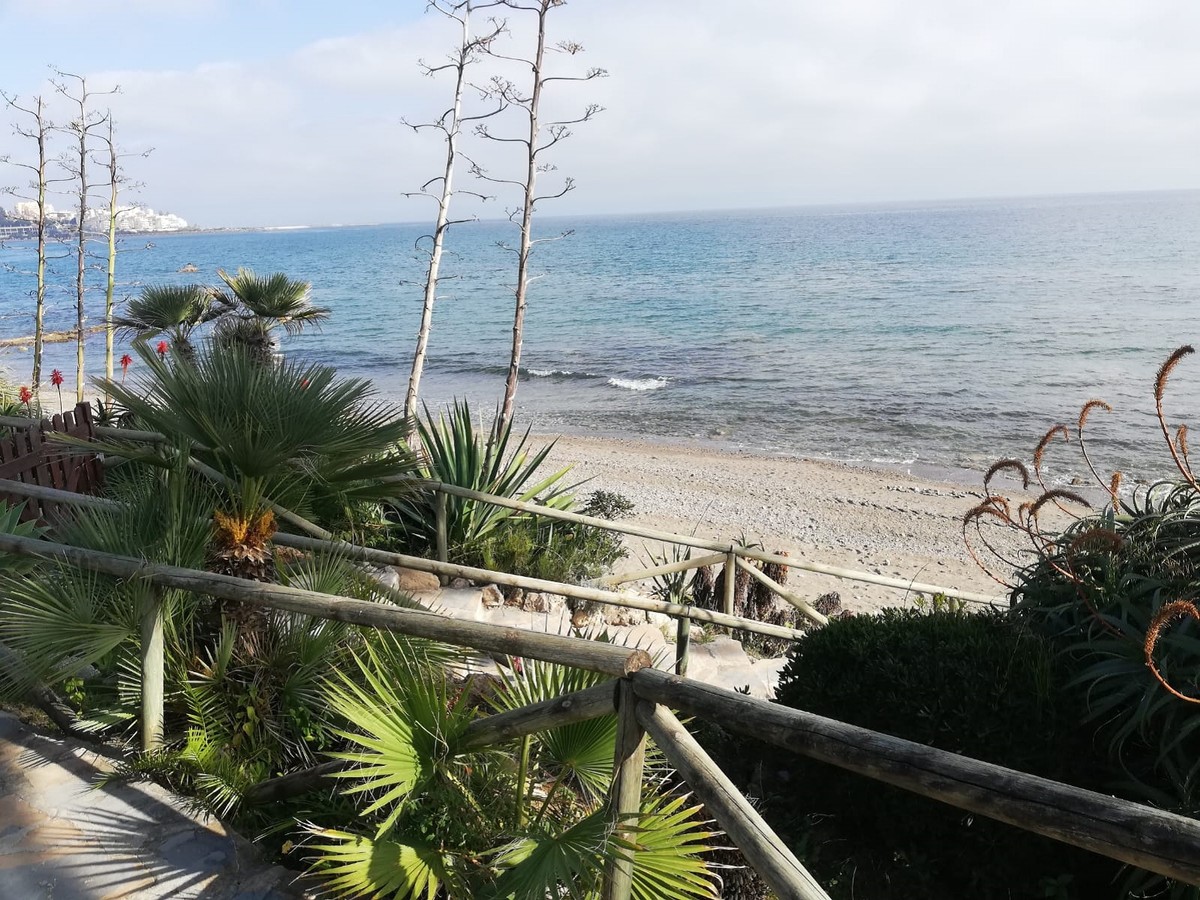 Casa adosada en Estepona en primera linea del mar - mibgroup.es