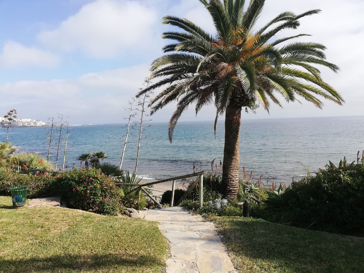 Townhouse in Estepona on the first line of the sea - mibgroup.es