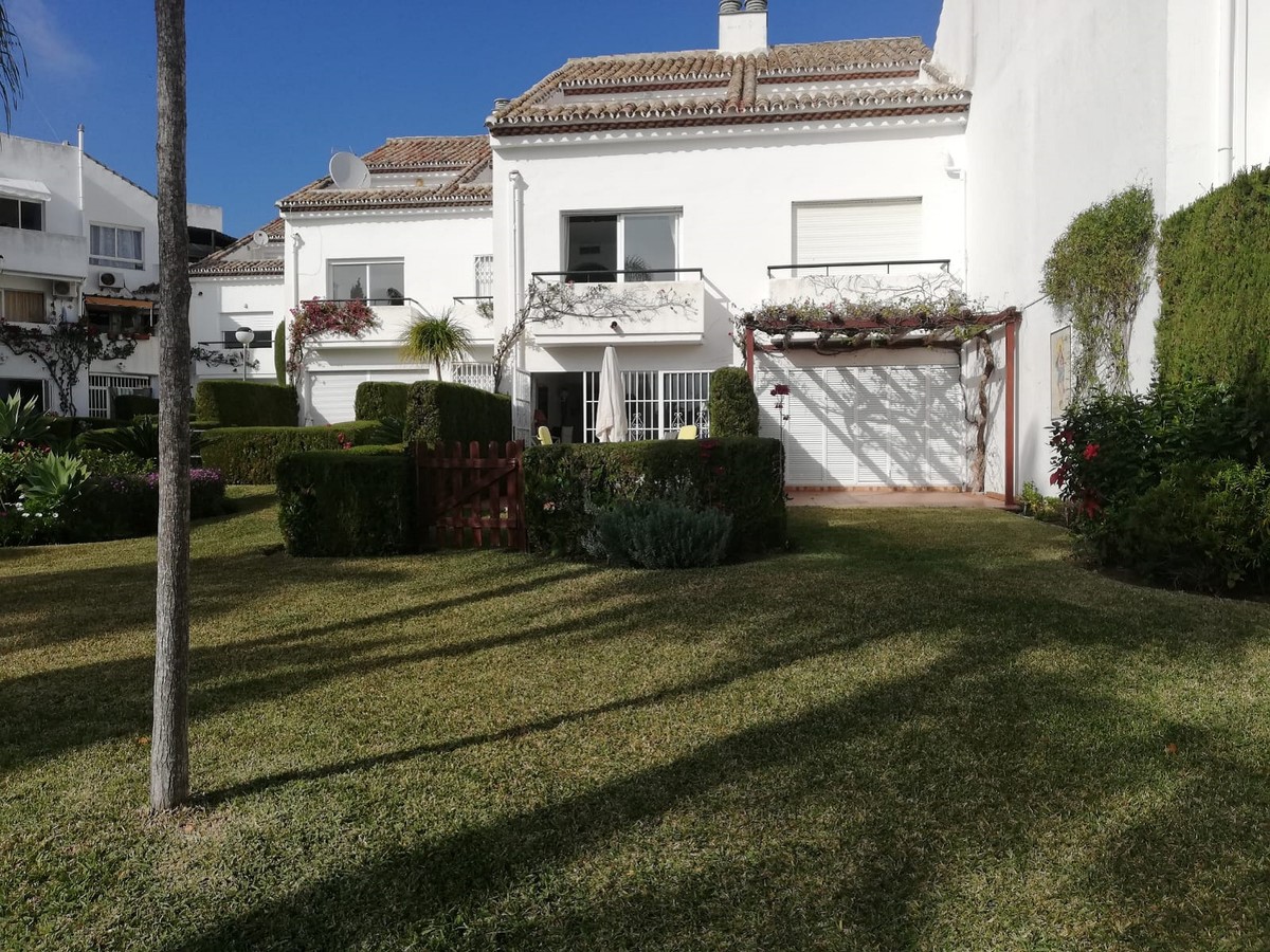 Townhouse in Estepona on the first line of the sea - mibgroup.es